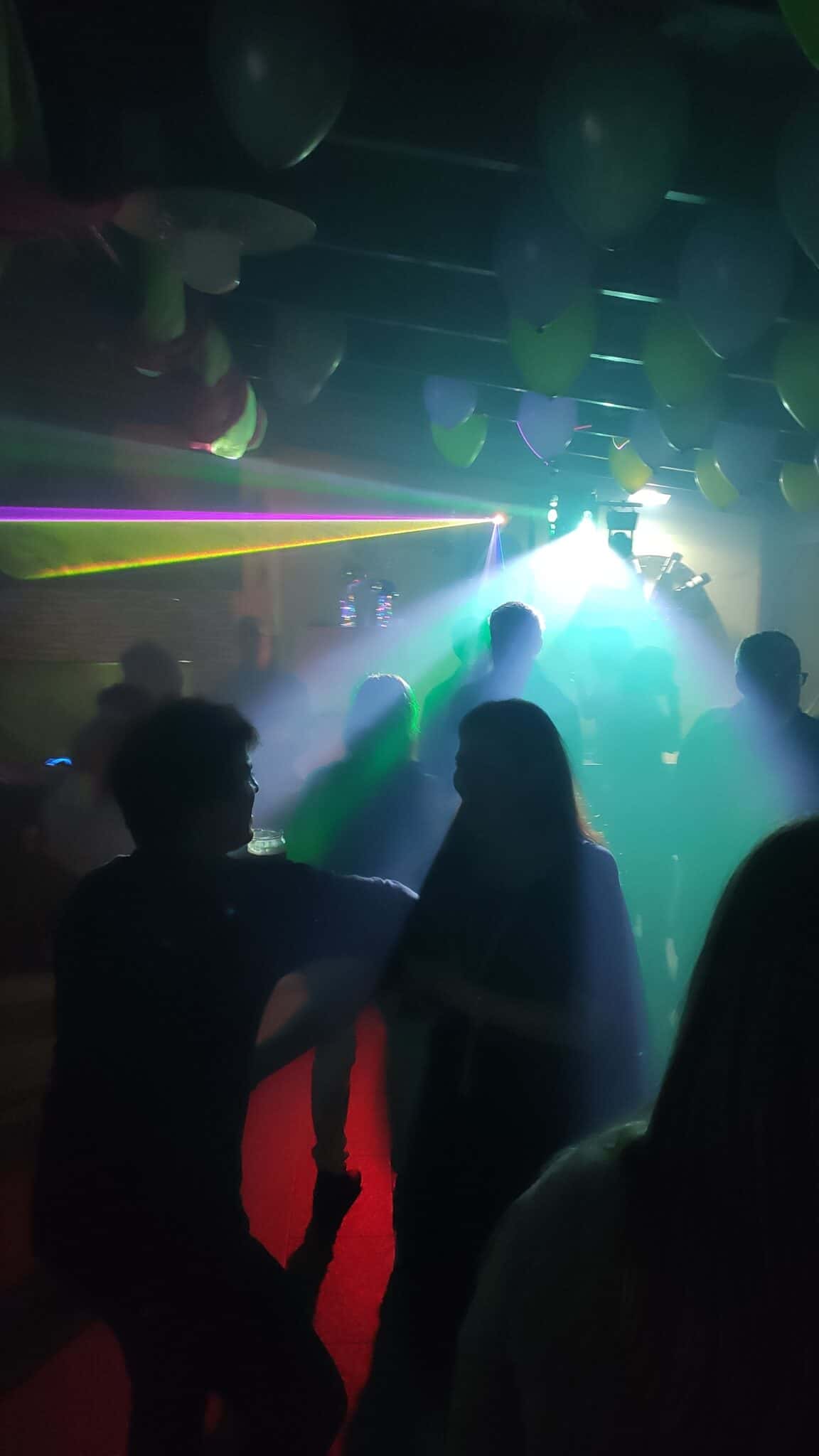 Luces robóticas de colores durante fiesta con karaoke